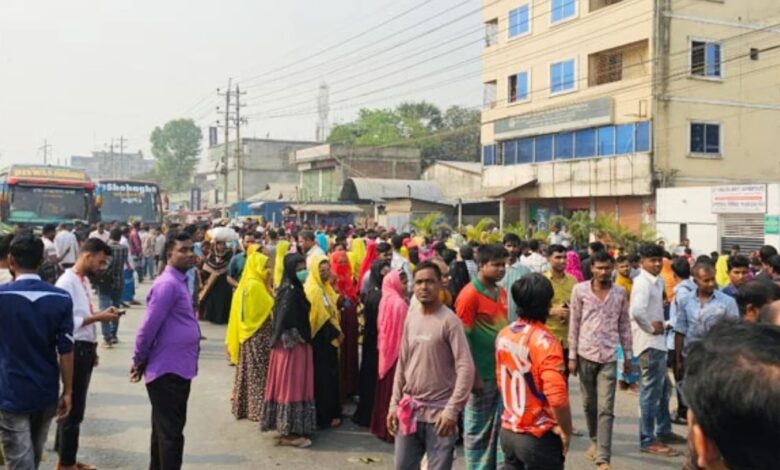 আজও-ঢাকা-ময়মনসিংহ-মহাসড়ক-অবরোধে-গার্মেন্টস্-শ্রমিকরা